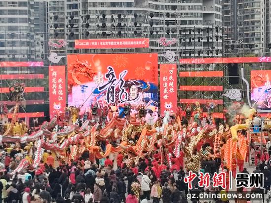 貴州德江舉行龍燈“出龍”儀式 。