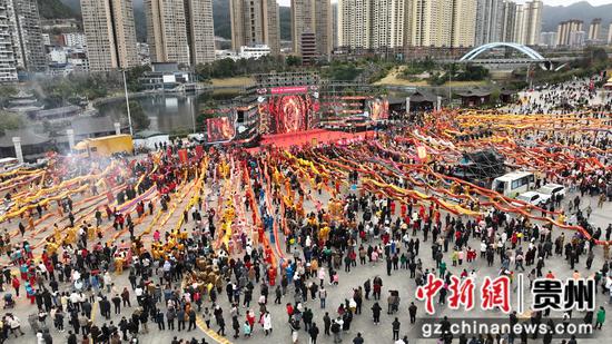 貴州德江舉行龍燈“出龍”儀式 。
