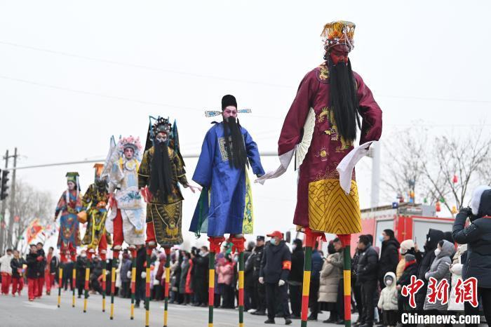 圖為永登高蹺表演。李亞龍 攝

