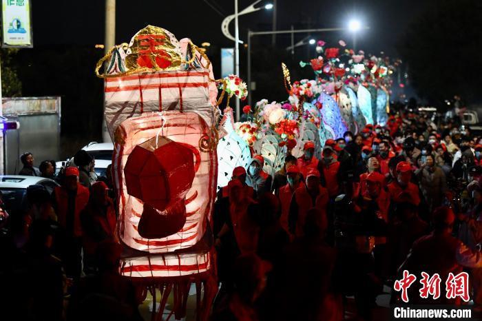 高大雄壯的龍頭活靈活現(xiàn)�！≈行戮W(wǎng)記者 王東明 攝