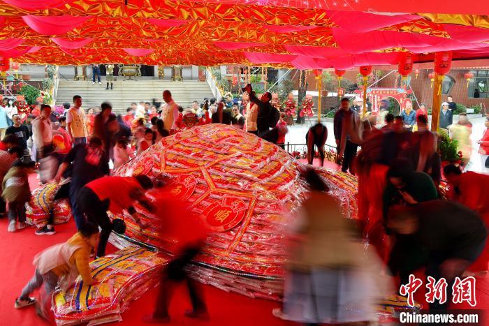 圖為2月22日，信眾撫摸“米龜”祈福。 中新網(wǎng)記者 張斌 攝