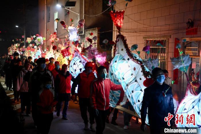 大批民眾圍觀游龍鬧新春�！≈行戮W(wǎng)記者 王東明 攝