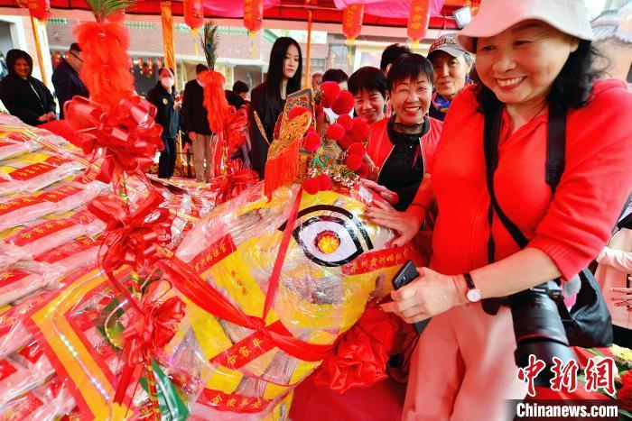 圖為2月22日，信眾撫摸“米龜”祈福�！≈行戮W(wǎng)記者 張斌 攝