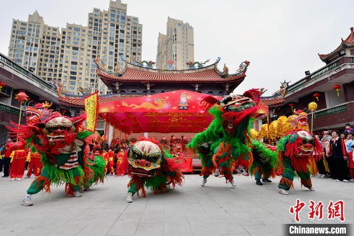 圖為2月22日，霞洲青獅陣在活動上表演�！≈行戮W(wǎng)記者 張斌 攝
