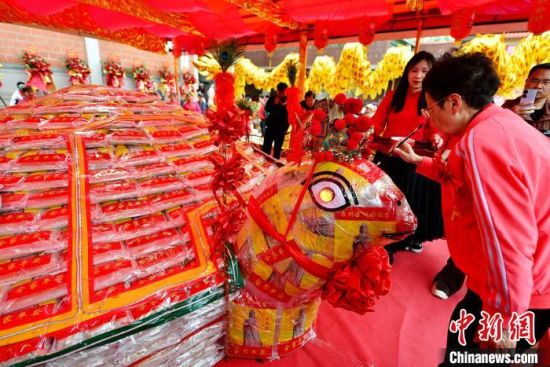 圖為2月22日，嘉賓為“米龜”點(diǎn)睛。　中新網(wǎng)記者 張斌 攝