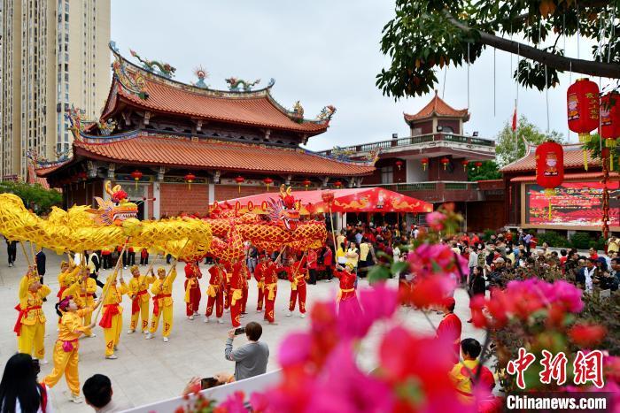 圖為2月22日，舞龍隊在活動上表演�！≈行戮W(wǎng)記者 張斌 攝