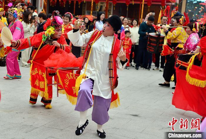 圖為2月22日，活動現(xiàn)場的閩南民俗演出妙趣橫生。　中新網(wǎng)記者 張斌 攝