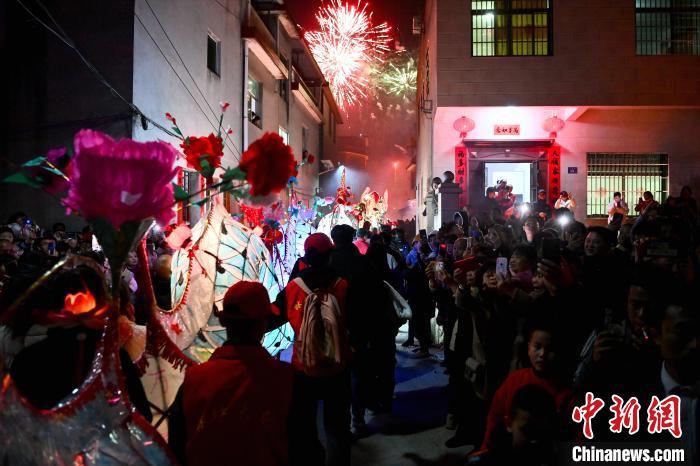 大批民眾圍觀游龍鬧新春�！≈行戮W(wǎng)記者 王東明 攝