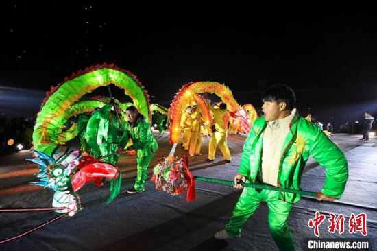 2月23日晚，民俗文化表演隊(duì)伍在貴州省江口縣體育場(chǎng)進(jìn)行舞龍展演。李鶴 攝