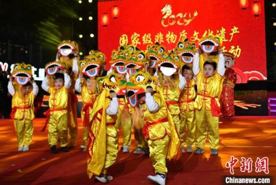 圖為莆田市首屆蔡襄文化<a href=http://www.arpwindows.com target=_blank class=infotextkey>旅游</a>節(jié)暨2024年國(guó)家級(jí)非遺楓亭元宵游燈活動(dòng)現(xiàn)場(chǎng)�！≈行戮W(wǎng)記者 呂明 攝