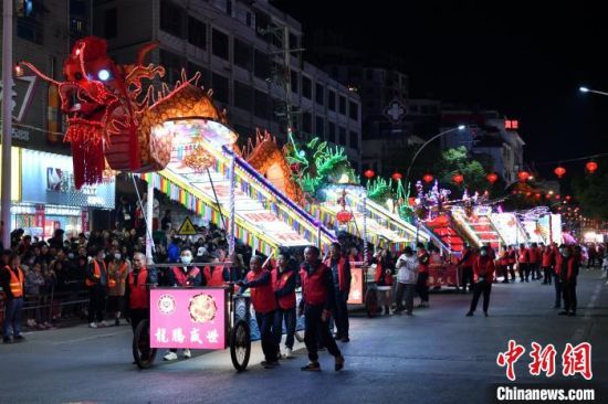 2月23日(農(nóng)歷正月十四)夜，莆田市首屆蔡襄文化<a href=http://www.arpwindows.com target=_blank class=infotextkey>旅游</a>節(jié)暨2024年國(guó)家級(jí)非遺楓亭元宵游燈活動(dòng)在福建省莆田市仙游縣楓亭鎮(zhèn)舉辦。　中新網(wǎng)記者 呂明 攝