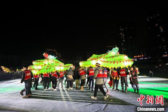 民俗文化表演隊(duì)伍進(jìn)行集中巡游展演活動(dòng)。李鶴 攝