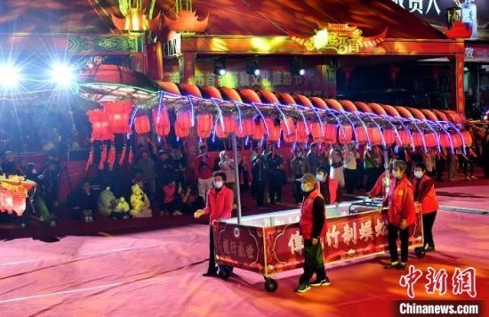 圖為長(zhǎng)八米、寬兩米多的蜈蚣驅(qū)邪燈�！≈行戮W(wǎng)記者 呂明 攝