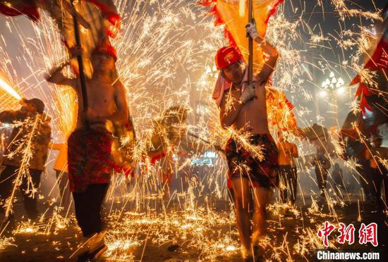 圖為舞龍噓花現(xiàn)場(chǎng)。吳大平 攝