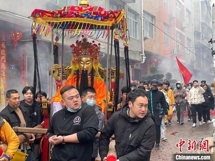 峽陽(yáng)鎮(zhèn)”千年盛宴擺大碗”活動(dòng)之一＂迎翁爹＂。彭子恒 攝