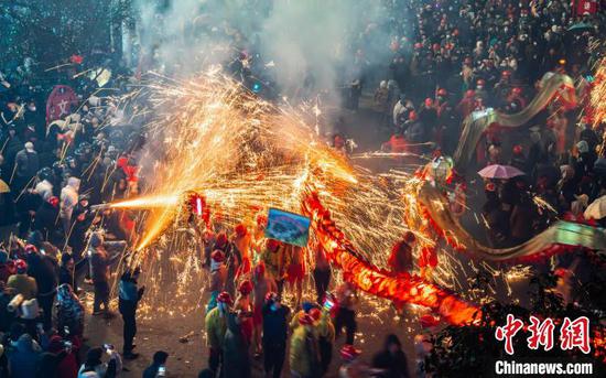 圖為民眾參與在舞龍噓花活動(dòng)中。吳大平 攝
