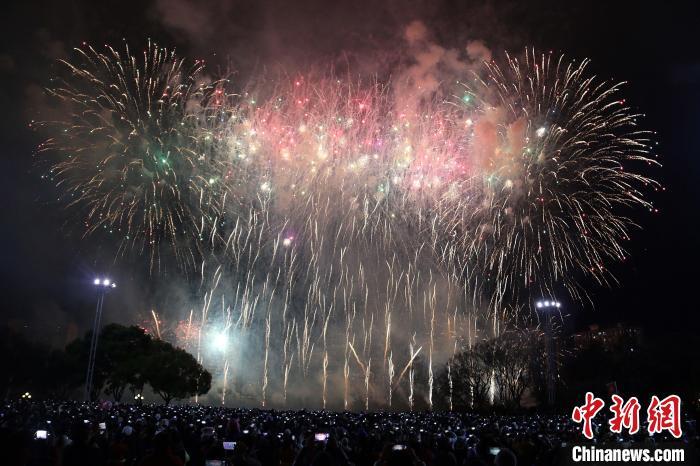 圖為2月24日晚，福建省永安市舉辦元宵焰火晚會(huì)，美輪美奐的焰火將燕城夜空裝扮成火樹(shù)銀花不夜天。　陳波文 攝