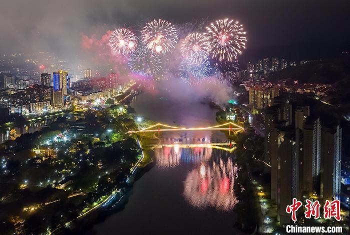 圖為2月24日晚，福建省永安市舉辦元宵焰火晚會(huì)，美輪美奐的焰火將燕城夜空裝扮成火樹(shù)銀花不夜天。 羅聯(lián)永 攝