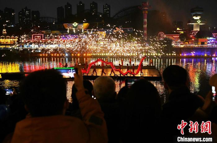 （新春走基層）重慶：“鐵水流星”湖面綻放舞龍絕技吸引眼球