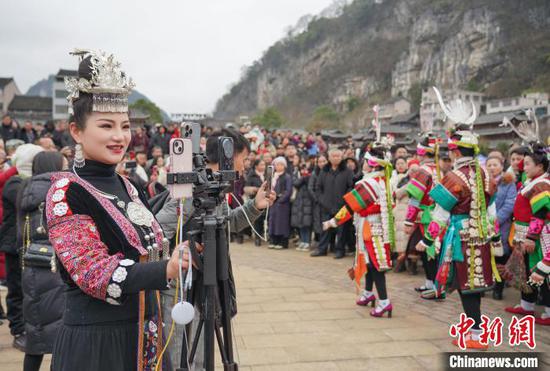 圖為一名苗族主播在直播活動(dòng)現(xiàn)場(chǎng)。吳大平 攝