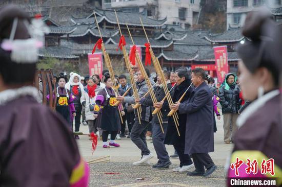 圖為蘆笙會(huì)現(xiàn)場(chǎng)，苗族同胞吹奏蘆笙。吳大平 攝