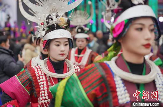圖為蘆笙會(huì)現(xiàn)場(chǎng)，苗族同胞圍著蘆笙跳蘆笙舞。吳大平 攝