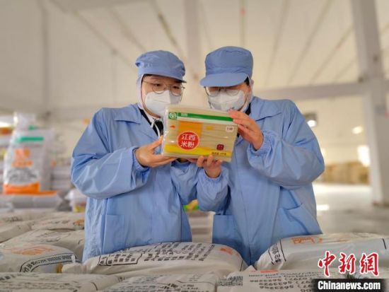 圖為贛州海關對米粉企業(yè)重點監(jiān)控項目實施抽檢驗證。(資料圖) 張悅 攝