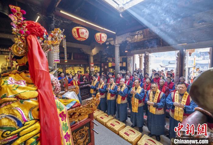 兩岸媽祖敬仰者聚首媽祖故里，同謁媽祖。高亞成 攝