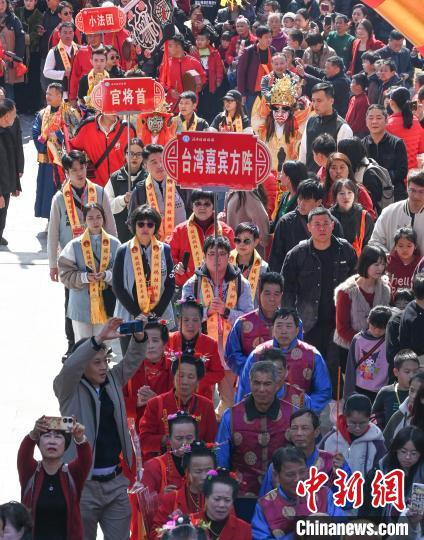 兩岸媽祖敬仰者聚首媽祖故里，同謁媽祖。高亞成 攝