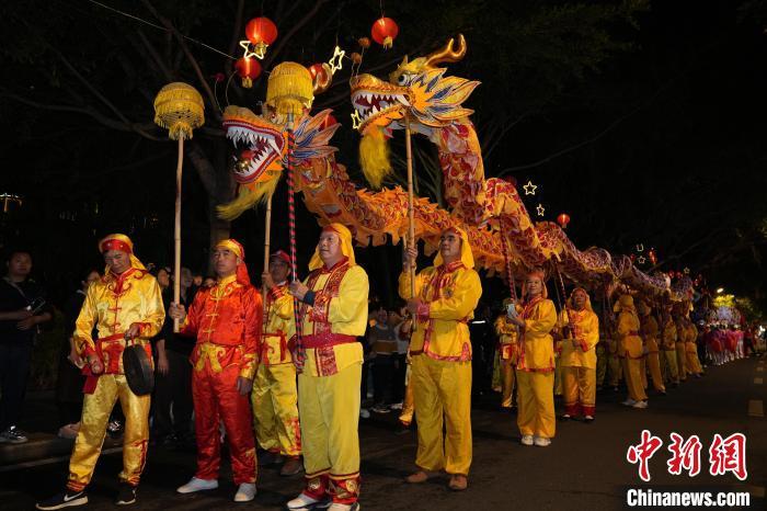 晚上7：30時(shí)許，隨著鏗鏘有力的鑼鼓聲響起，巡游正式開(kāi)始。上杭縣融<a href=http://www.arpwindows.com target=_blank class=infotextkey>媒體</a>中心供圖