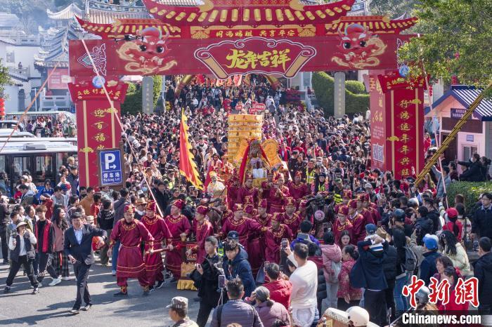 媽祖金身福建湄洲島上林故居省親布福。高亞成 攝