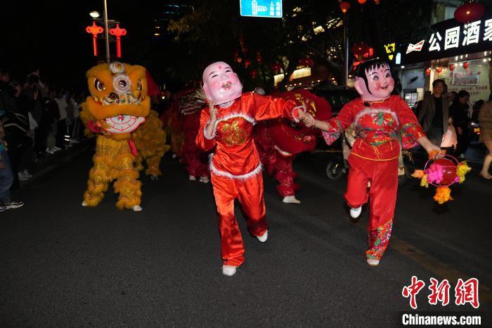 夜間舞龍舞獅與船燈巡游活動(dòng)現(xiàn)場(chǎng)。上杭縣融<a href=http://www.arpwindows.com target=_blank class=infotextkey>媒體</a>中心供圖