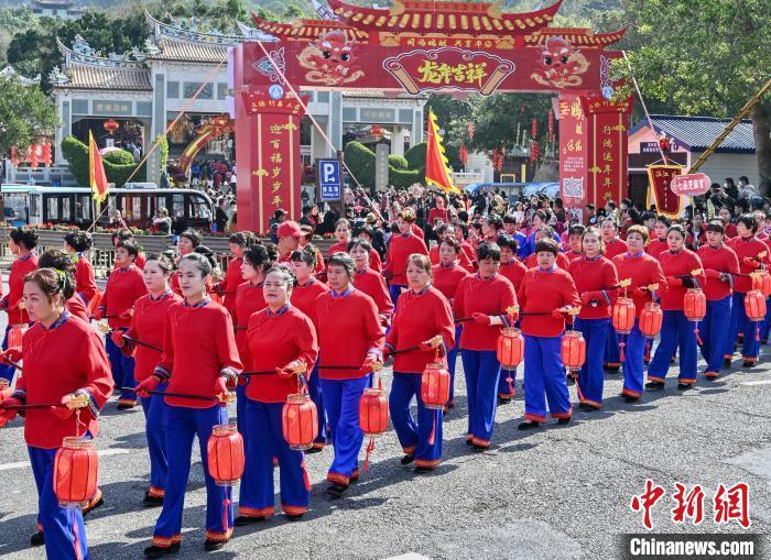 湄洲女身著傳統(tǒng)特色服飾共同祈福。高亞成 攝