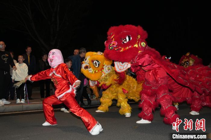夜間舞龍舞獅與船燈巡游活動(dòng)現(xiàn)場(chǎng)。上杭縣融<a href=http://www.arpwindows.com target=_blank class=infotextkey>媒體</a>中心供圖