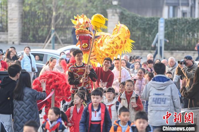 重慶：舞龍舞獅進(jìn)校園傳統(tǒng)民俗迎開學(xué)