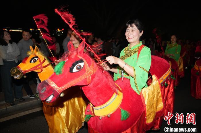 夜間舞龍舞獅與船燈巡游活動(dòng)現(xiàn)場(chǎng)。上杭縣融<a href=http://www.arpwindows.com target=_blank class=infotextkey>媒體</a>中心供圖