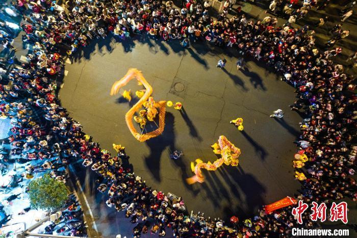 以“藏龍臥虎福地·福壽之鄉(xiāng)上杭”為主題的夜間舞龍舞獅與船燈巡游活動(dòng)在上杭城區(qū)舉行。上杭縣融<a href=http://www.arpwindows.com target=_blank class=infotextkey>媒體</a>中心供圖