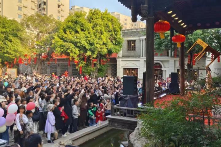 “福見好戲｜歡歡喜喜過大年”2024年春節(jié)主題活動(dòng)現(xiàn)場人聲鼎沸。（主辦方供圖）