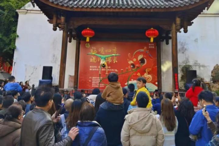 福建省雜技團(tuán)節(jié)目引得群眾連連贊嘆。（主辦方供圖）