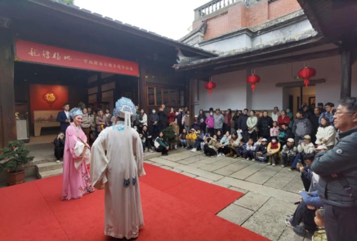 芳華越劇院文藝小分隊(duì)走進(jìn)三坊七巷參加“遺花揭幕 心曠神怡”福建非遺迎新春展演活動(dòng)。（主辦方供圖）