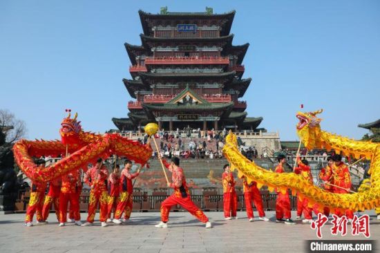 圖為春節(jié)期間，在江西南昌滕王閣<a href=http://www.arpwindows.com target=_blank class=infotextkey>旅游</a>區(qū)，舞龍隊(duì)伍在滕王閣前表演。劉思偉 攝