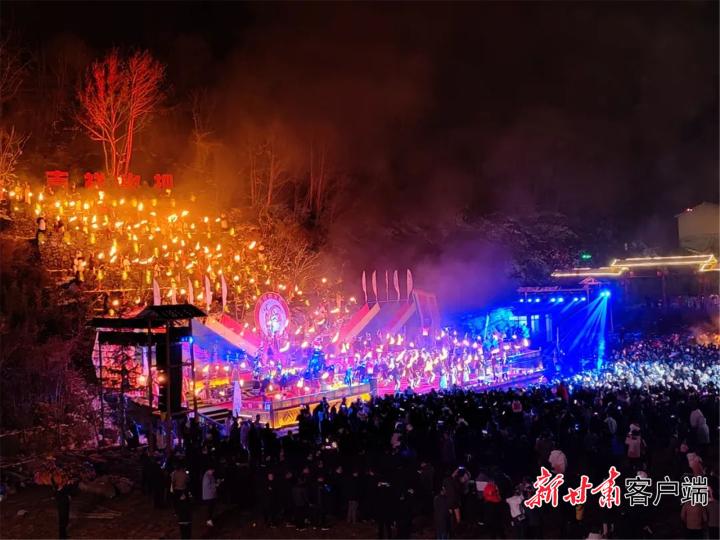 夜幕下的白馬山寨。
