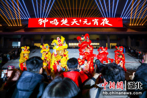 圖為舞獅表演吸引民眾觀賞。張暢 攝