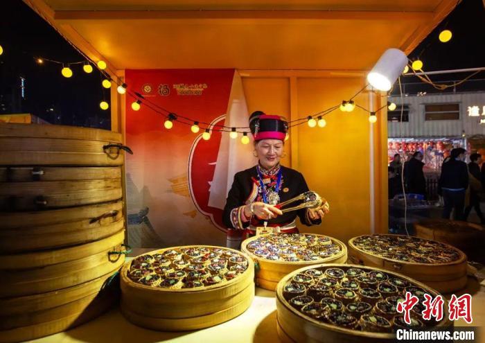 活動(dòng)中設(shè)立的畬族烏飯展示品鑒攤位。李在定 攝