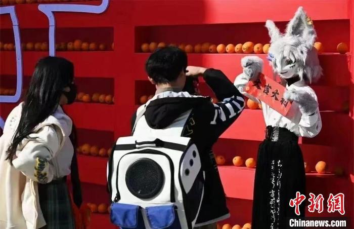 “寧德·橙心如意”橙子墻吸引群眾打卡。余汕康 攝