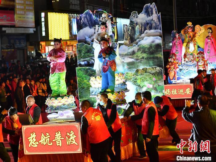 2月23日晚，在福建省莆田市仙游縣楓亭鎮(zhèn)的元宵游燈活動中，小朋友參與表演。中新社記者 呂明 攝