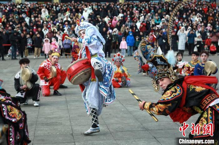 （新春走基層）南北非遺“點燃”塞北小城“元宵夜” 傳統(tǒng)民俗演繹“熱辣滾燙”