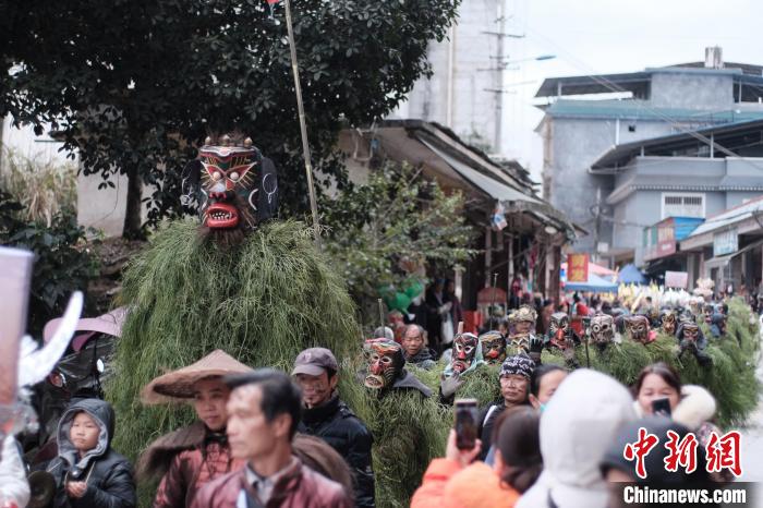 圖為前方的“芒篙王”帶領(lǐng)小“芒篙”們巡游街道，吸引民眾圍觀。劉俊聰 攝