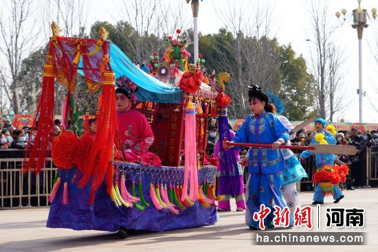 民俗表演《雙人旱船》。史帥 攝