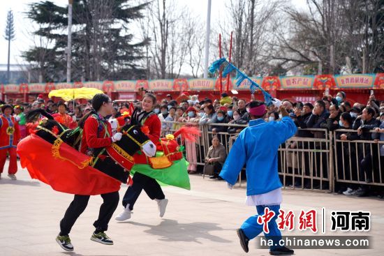 民俗表演《騎毛驢》。史帥 攝